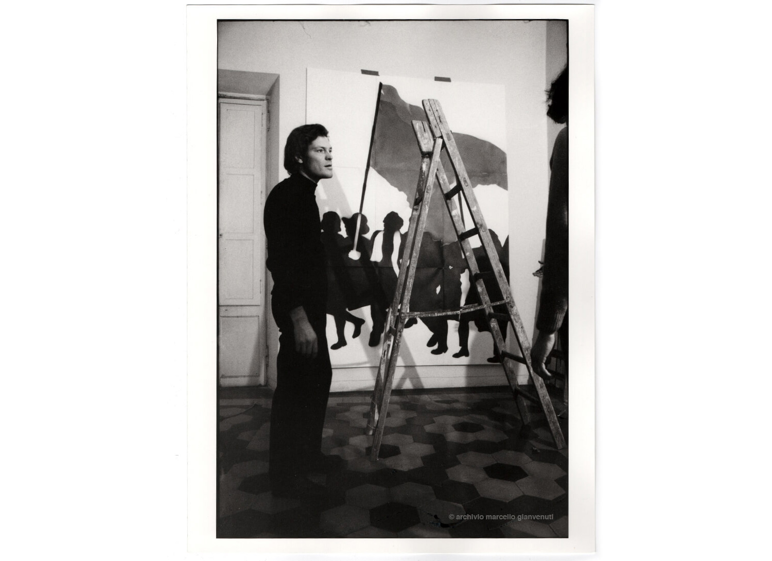 © Franco Angeli durante un allestimento della sua mostra, fine anni '60